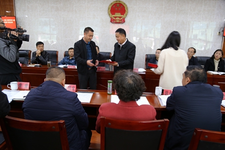 十二届人大第六次会议上李拥军为段庆安颁发任命书.JPG